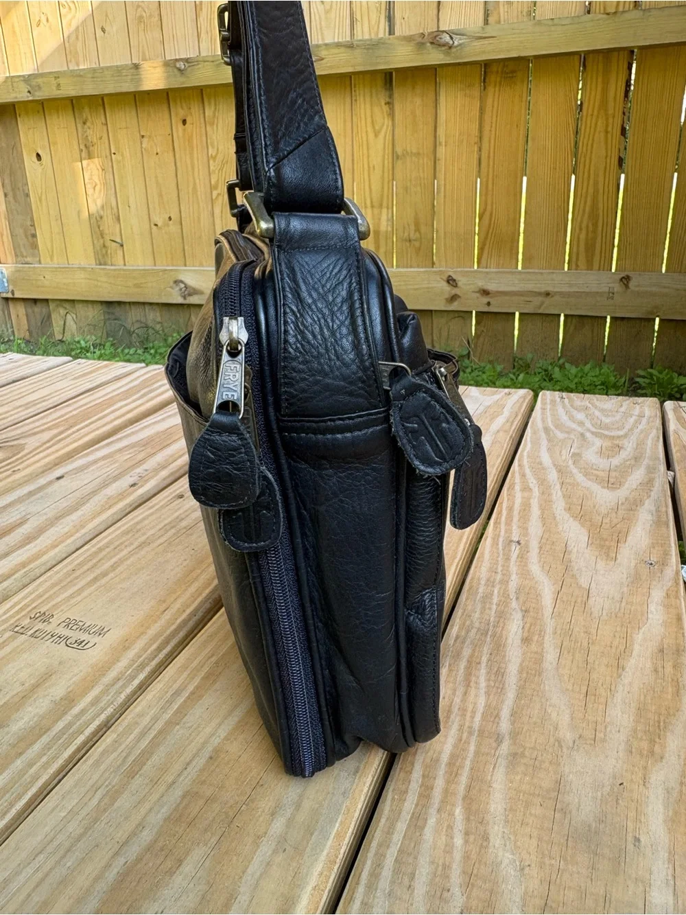 Frye compact black